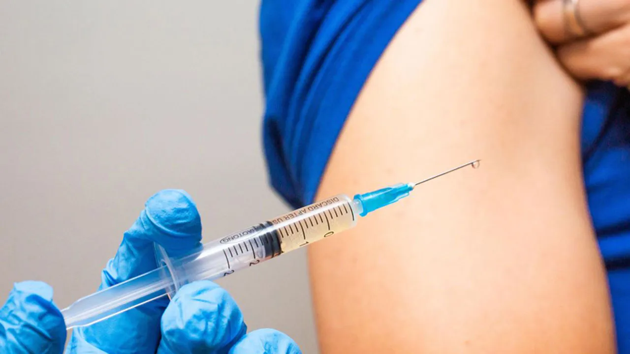 কর্মবিরতিতে স্বাস্থ্য সহকারীরা : ইপিআই ও টাইফয়েড টিকা না দেওয়ার ঘোষণা