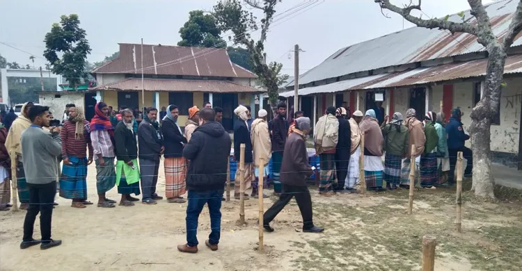 ময়মনসিংহে স্থগিত হওয়া কেন্দ্রে ভোটগ্রহণ চলছে