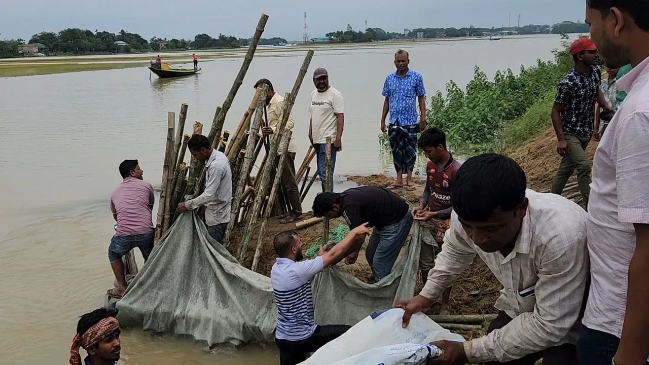 সম্মিলিত চেষ্টায় বাঁধের ভাঙন নিয়ন্ত্রণে
