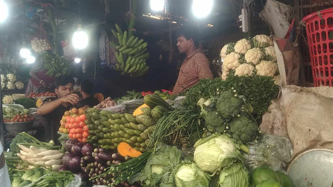 সবজির বাজারে শসা বরবটি পটলের দাপট
