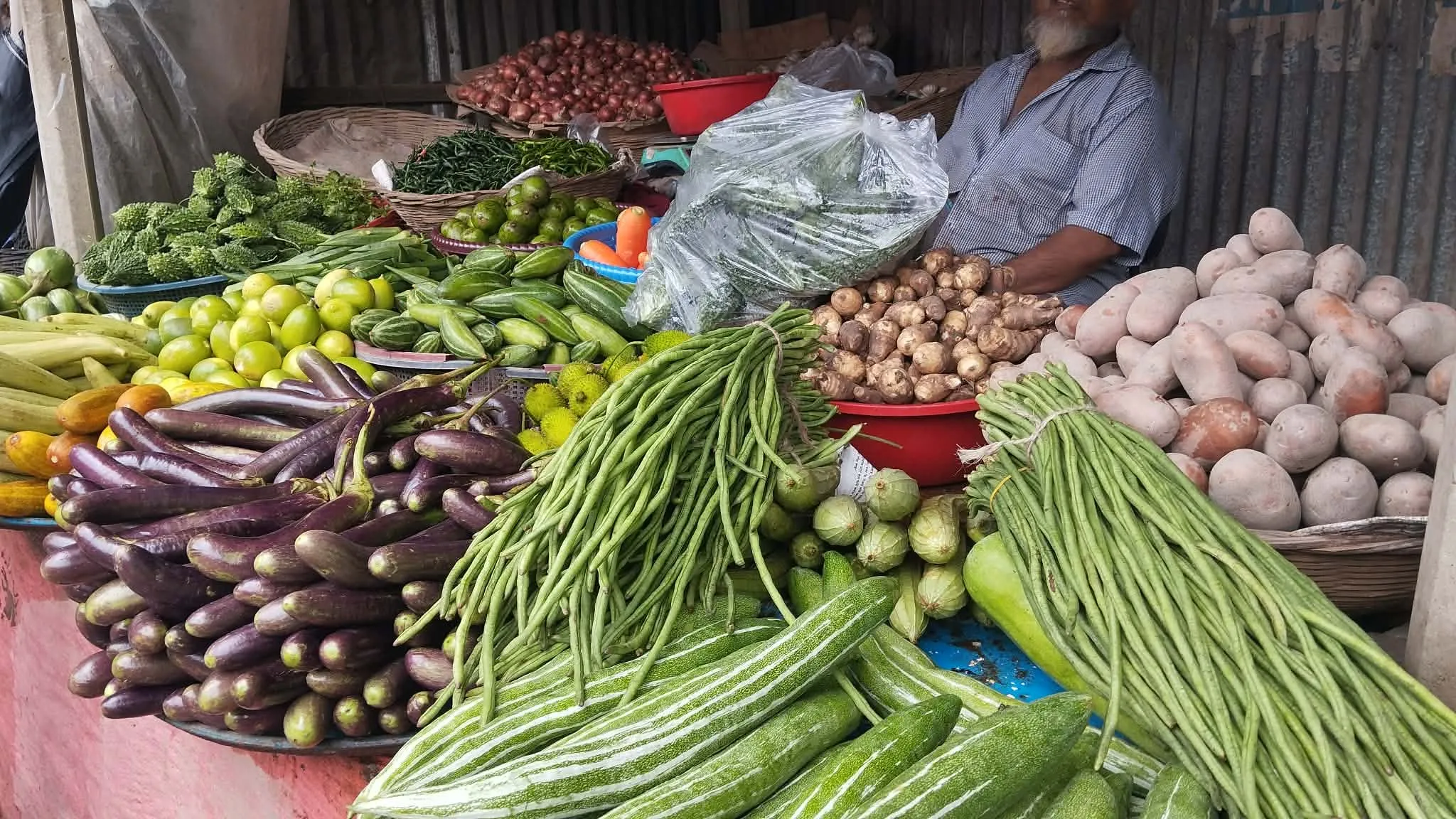 সবজিতে স্বস্তি, ডিম-মুরগির বাজার চড়া