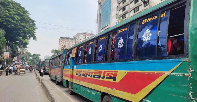 কলেজ শিক্ষার্থীকে ধাক্কা, ৩০ বাস আটকালো ঢাকা কলেজ শিক্ষার্থীরা