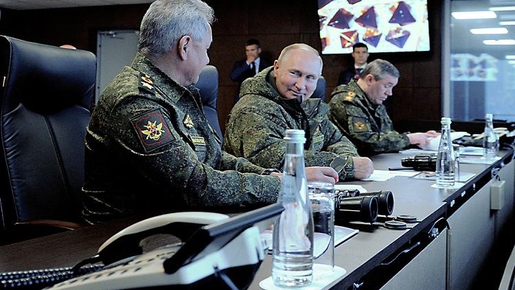 Putin watches military drills with China