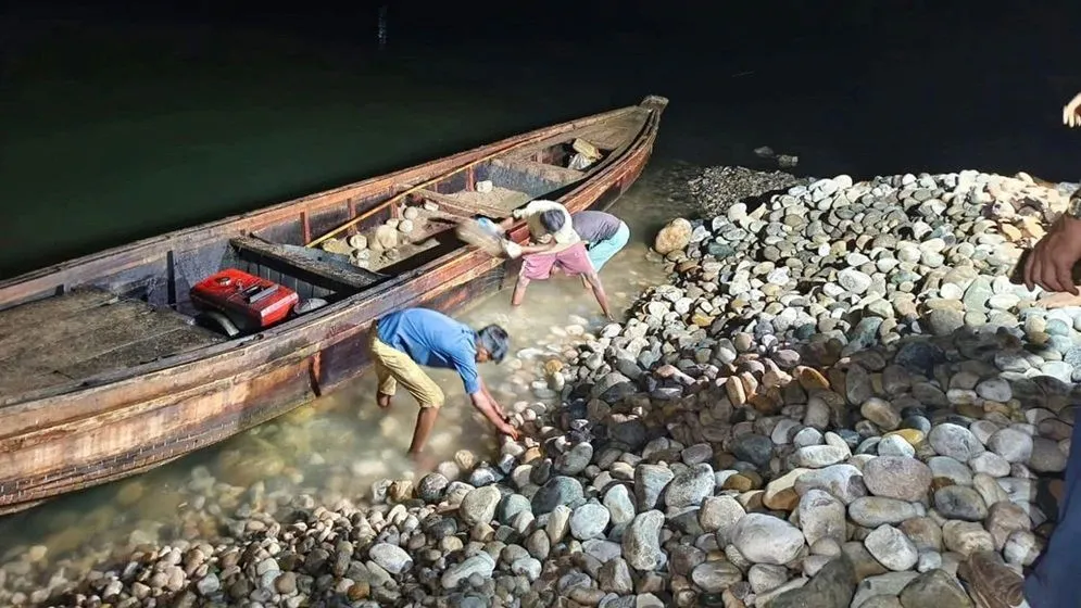 সিলেটের ভোলাগঞ্জে পাথর লুটের ঘটনায় আটক ৫