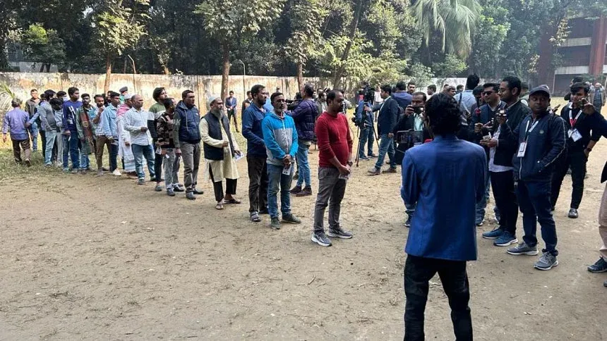 يصطفون لـ 'التصويت' عند ظهور كاميرا التلفزيون