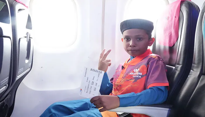 শিশু জুনায়েদের বিমানে চড়ার ‘স্বপ্ন পূরণ’ করলো ওয়ালটন প্লাজা