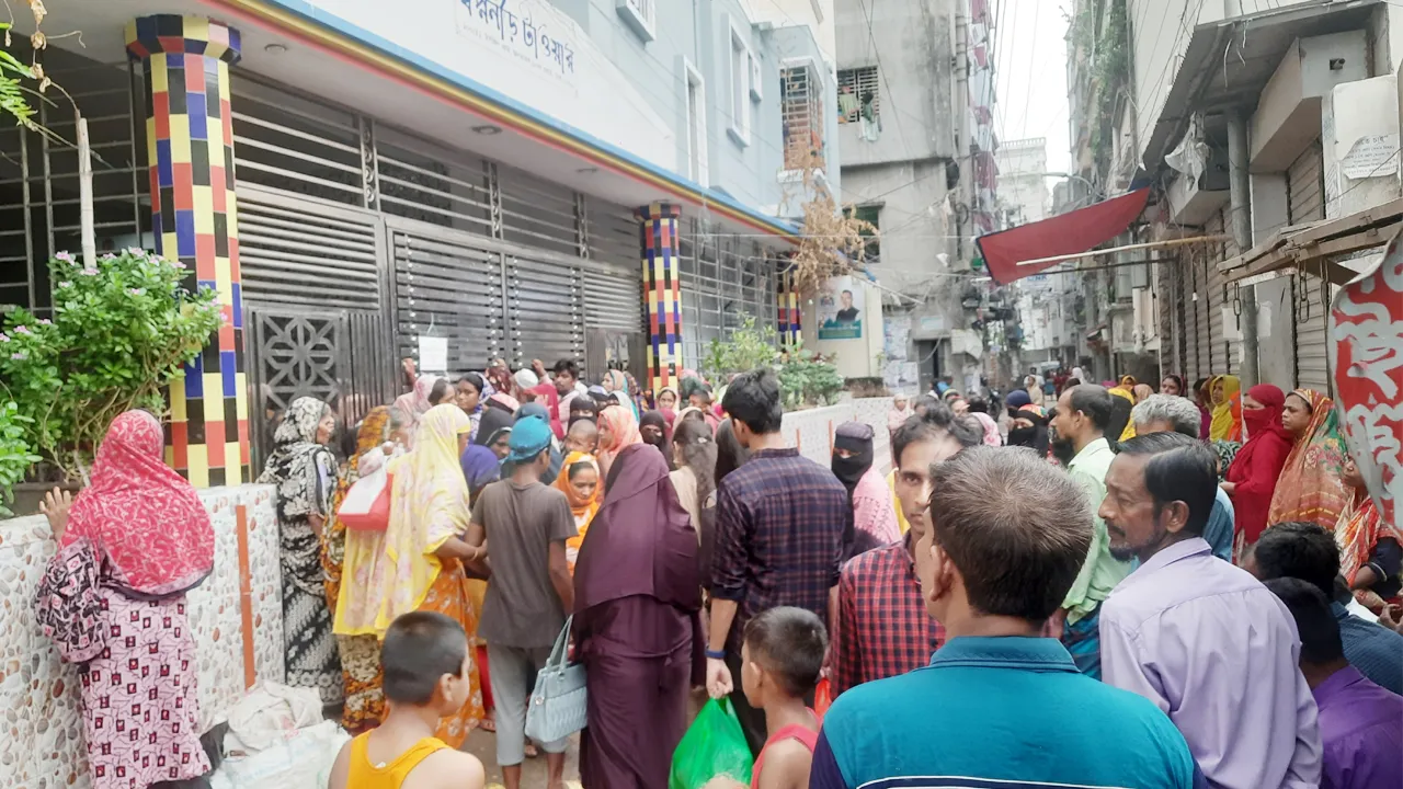 এক টুকরো মাংসের আশায় গেটের বাইরে দীর্ঘ অপেক্ষা তাদের