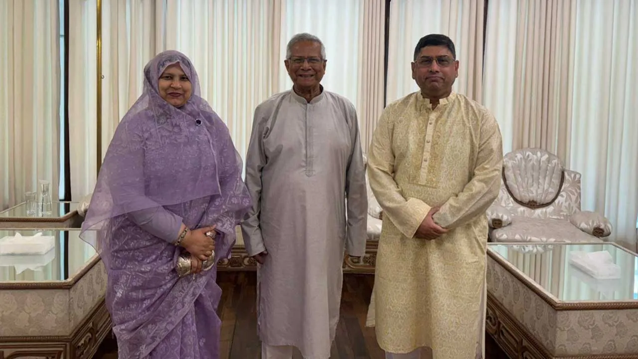 প্রধান উপদেষ্টার সঙ্গে সস্ত্রীক সাক্ষাৎ করেছেন সেনাপ্রধান