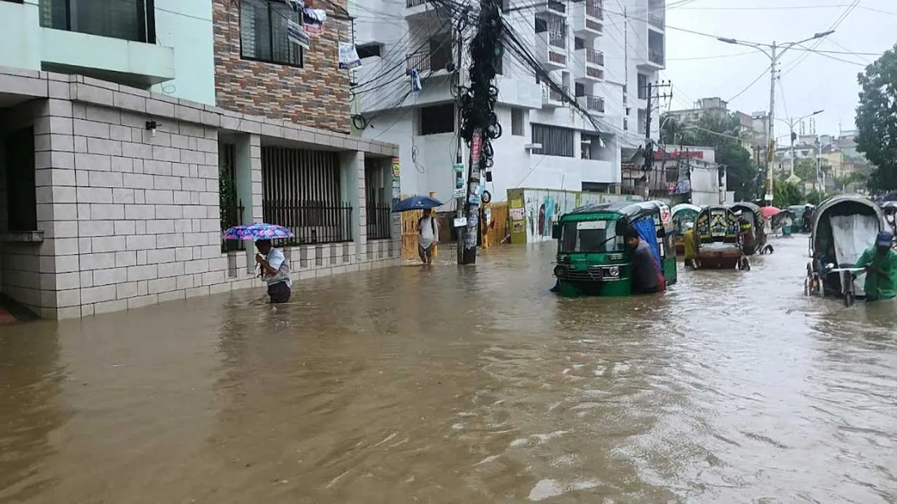 ১৫০ মিলিমিটার বৃষ্টিতে চট্টগ্রামে জলাবদ্ধতা, ভোগান্তি