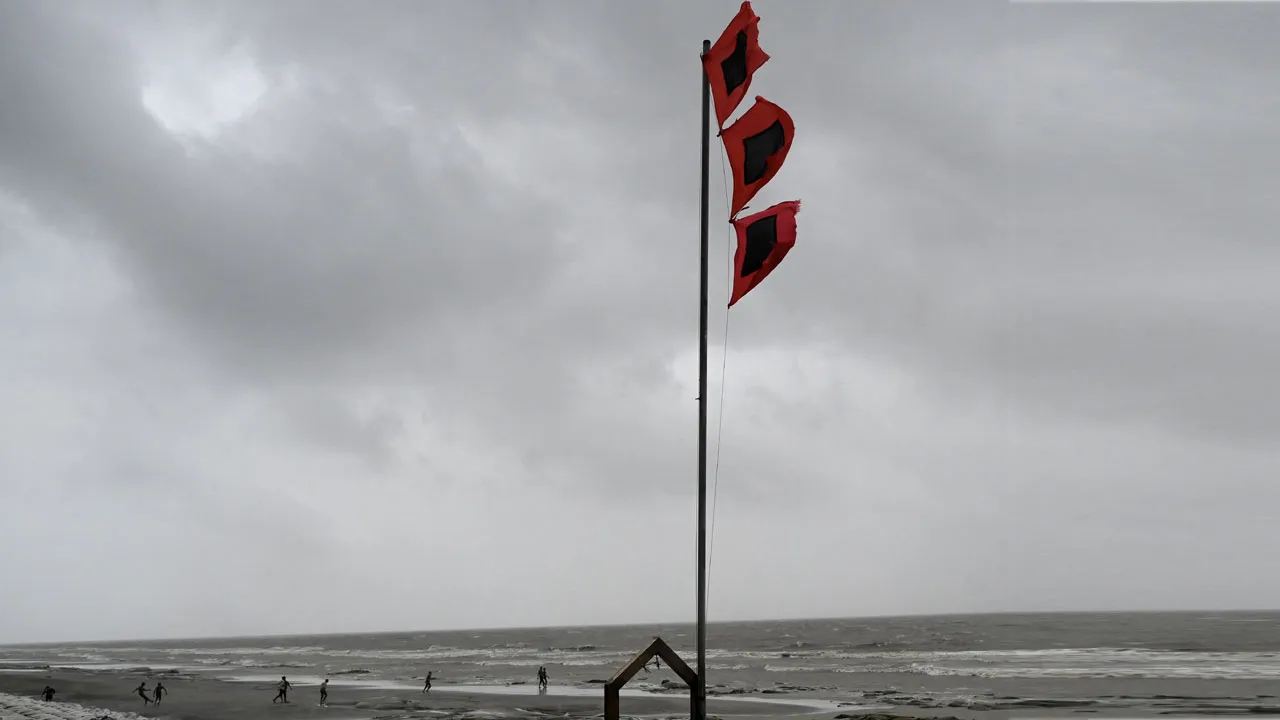 সমুদ্র বন্দরে ৩ নম্বর সতর্ক সংকেত