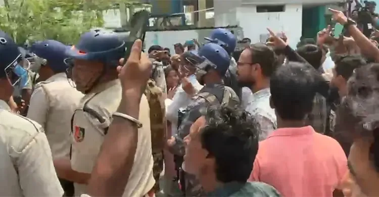 ভোটকেন্দ্রে হুমায়ুন কবিরের সঙ্গে তৃণমূল কর্মীদের সংঘাত-বচসা