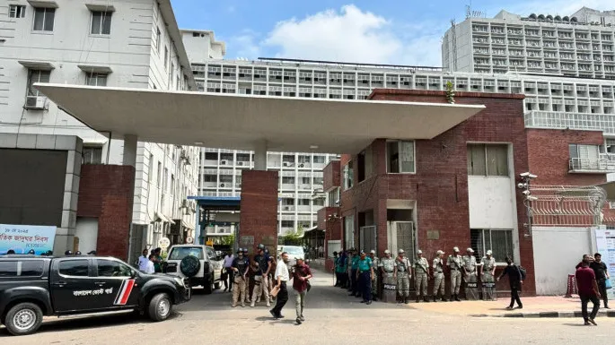 সড়ক ছেড়েছে শিক্ষার্থীরা, স্বাভাবিক সচিবালয়