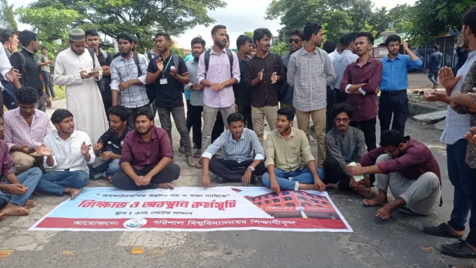ফের মহাসড়ক অবরোধ, দক্ষিণাঞ্চল অচল করার হুঁশিয়ারি ববির শিক্ষার্থীদের