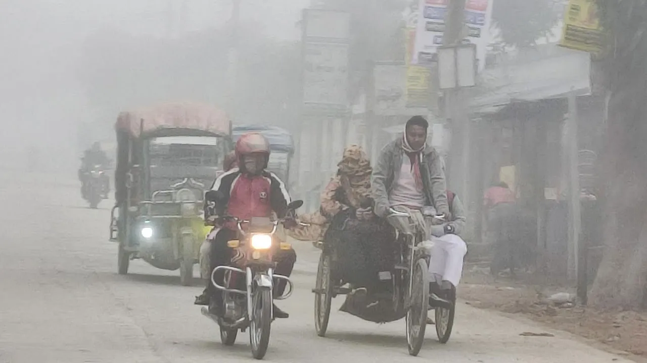 ঘন কুয়াশায় ঢাকা দিনাজপুর, হেডলাইট জ্বালিয়ে চলছে গাড়ি