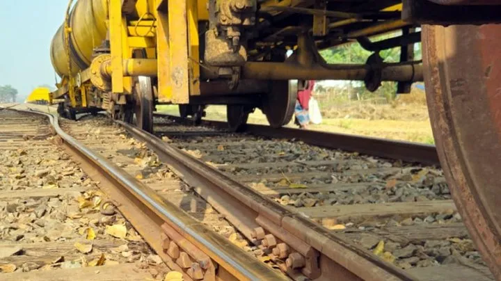 তেলবাহী ট্রেন লাইনচ্যুত-রাজ-চাঁপাই রেল যোগাযোগ বিচ্ছিন্ন