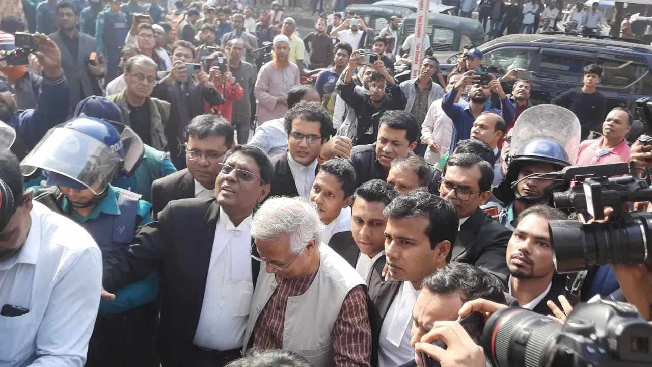 ড. ইউনূসের বিরুদ্ধে মামলার রায় পড়ছেন বিচারক