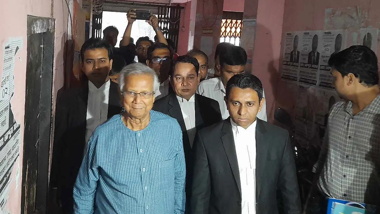 শুনানির জন্য অপেক্ষা, বই পড়ে সময় কাটাচ্ছেন ড. ইউনূস