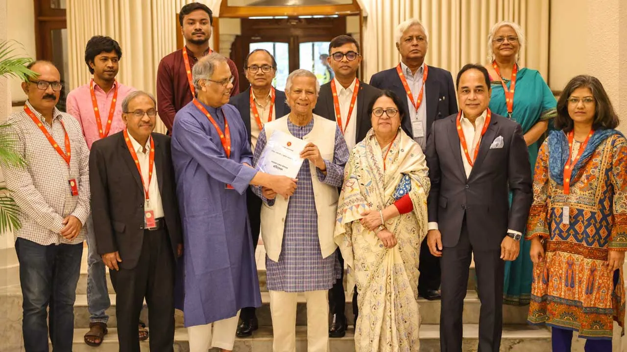 প্রধান উপদেষ্টার হাতে গণমাধ্যম সংস্কার কমিশনের প্রতিবেদন