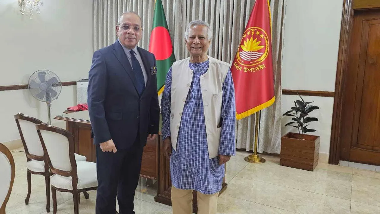 প্রধান উপদেষ্টার সঙ্গে সাক্ষাৎ করলেন প্রধান বিচারপতি