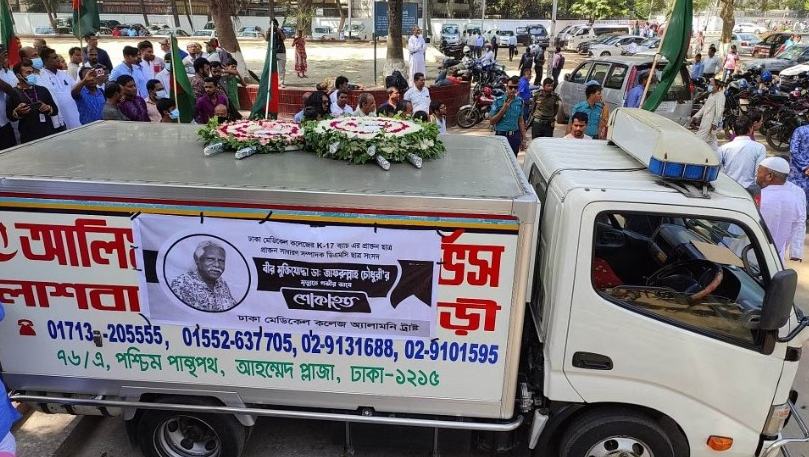 শহীদ মিনারে শ্রদ্ধা-ভালোবাসায় সিক্ত ডা. জাফরুল্লাহ চৌধুরী