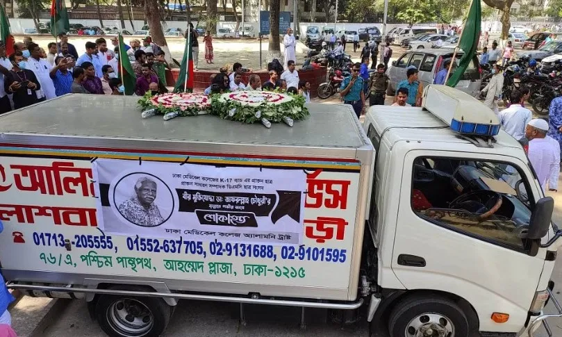 শহীদ মিনারে শ্রদ্ধা-ভালোবাসায় সিক্ত ডা. জাফরুল্লাহ চৌধুরী