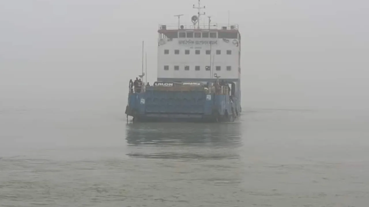 দুই দফায় বন্ধের পর দৌলতদিয়া-পাটুরিয়া নৌরুটে ফেরি চলাচল শুরু