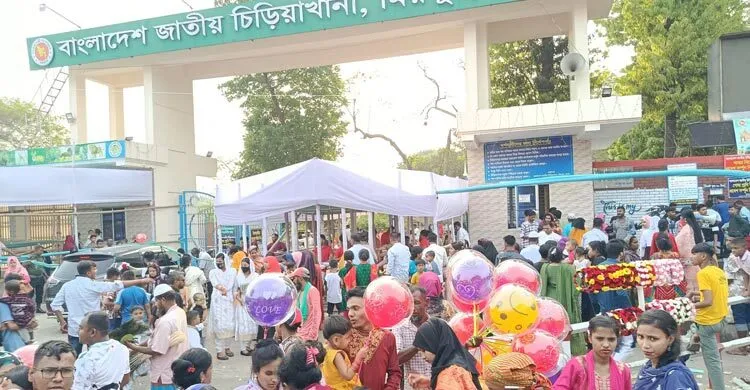 ঈদের দিন চিড়িয়াখানায় মানুষের ঢল