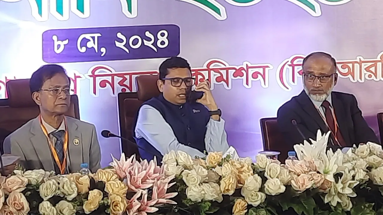 গণশুনানিতে বসেই গ্রাহকের অভিযোগের সমাধান করলেন পলক
