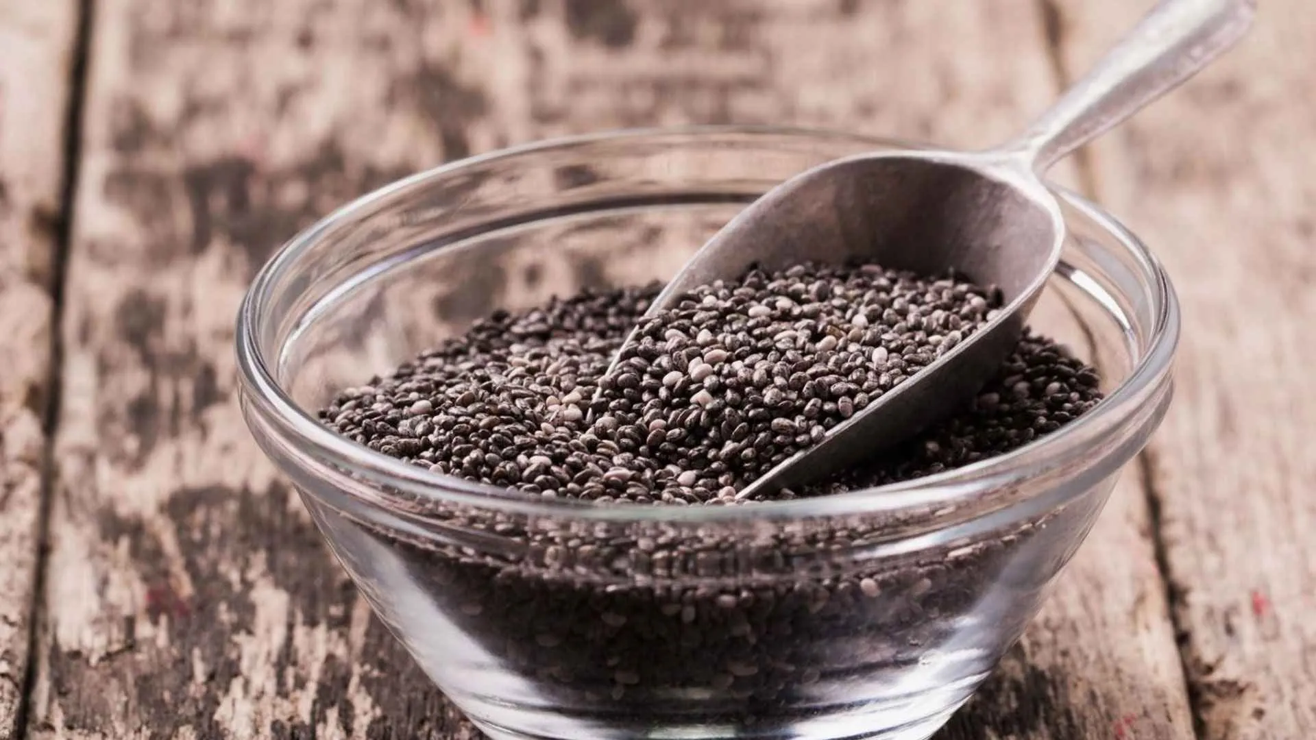 রোজ ২-৩ চামচ চিয়া সিডস খান? ডাকছেন নিজের বিপদ!