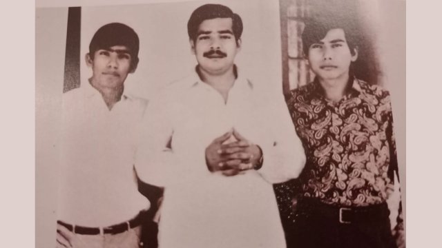 ছোট দুই ভাইয়ের মাঝে
