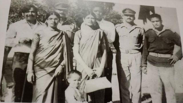 ১৯৭২ সালে মারির বাড়িয়া যুদ্ধবন্দি শিবিরে বন্ধুরাসহ
