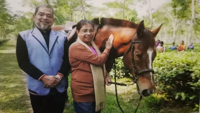 তেতুলিয়ায় কাজী অ্যান্ড কাজী চা বাগানে স্ত্রী আমিনা আহমেদের সঙ্গে