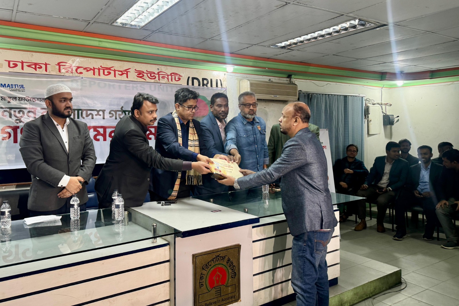 দৈনিক সংগ্রামের সিনিয়র রিপোর্টার নাছির উদ্দিন শোয়েবের হাতে জুলাই বিপ্লবে ‘সাহসী যোদ্ধা’ হিসেবে সম্মাননা তুলে দিচ্ছেন প্রধান উপদেষ্টার প্রেস সচিব শফিকুল আলম।