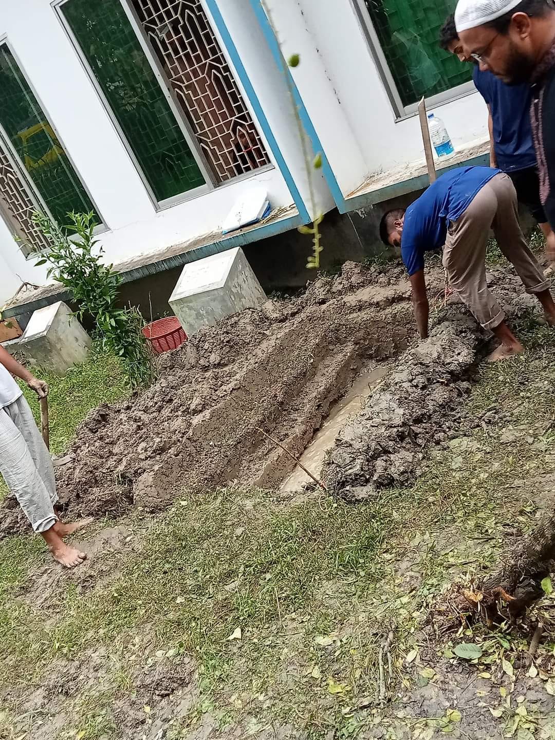 কবর তৈরি করা হচ্ছে