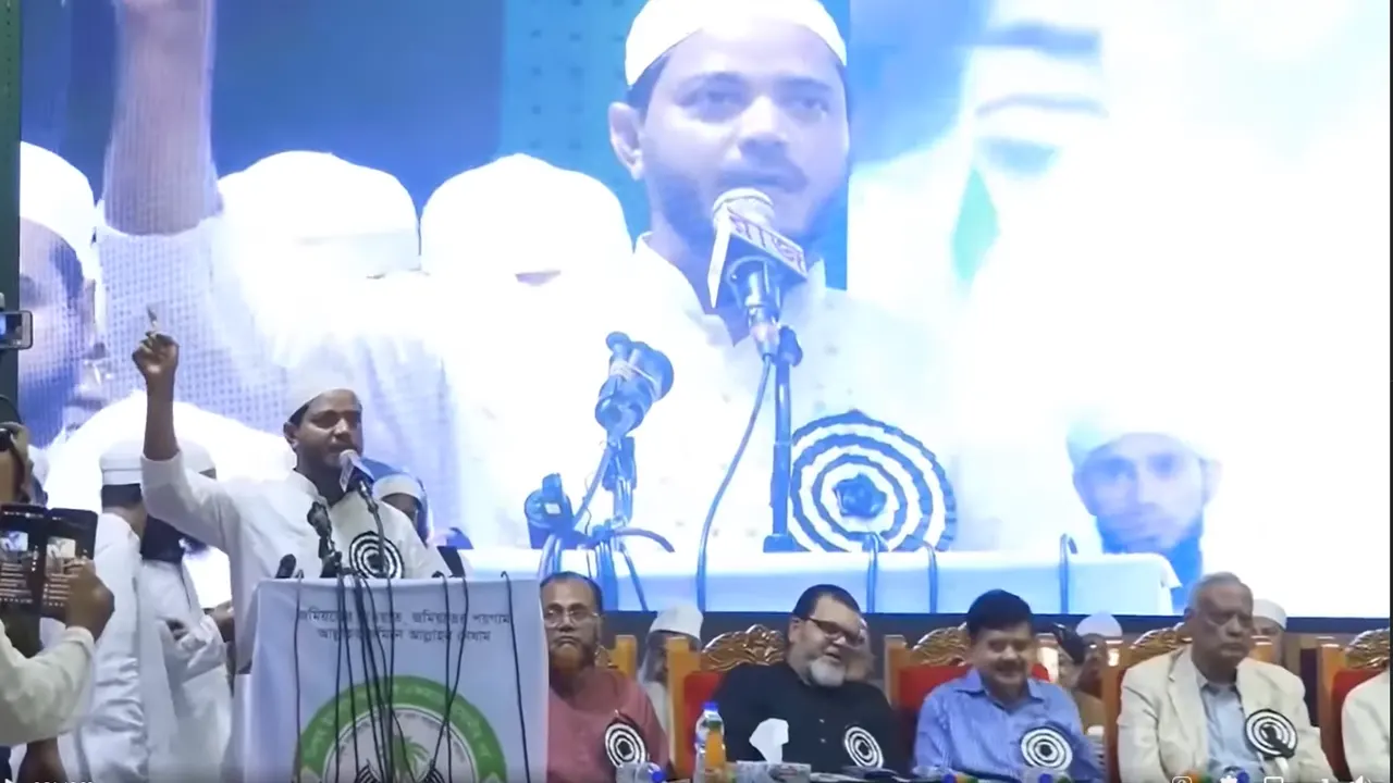 ইন্দোনেশিয়ার জাকার্তার একটি রাস্তায় ঈদুল ফিতরের জামাতে অংশ নেন নারীরা। ছবি : এএফপি