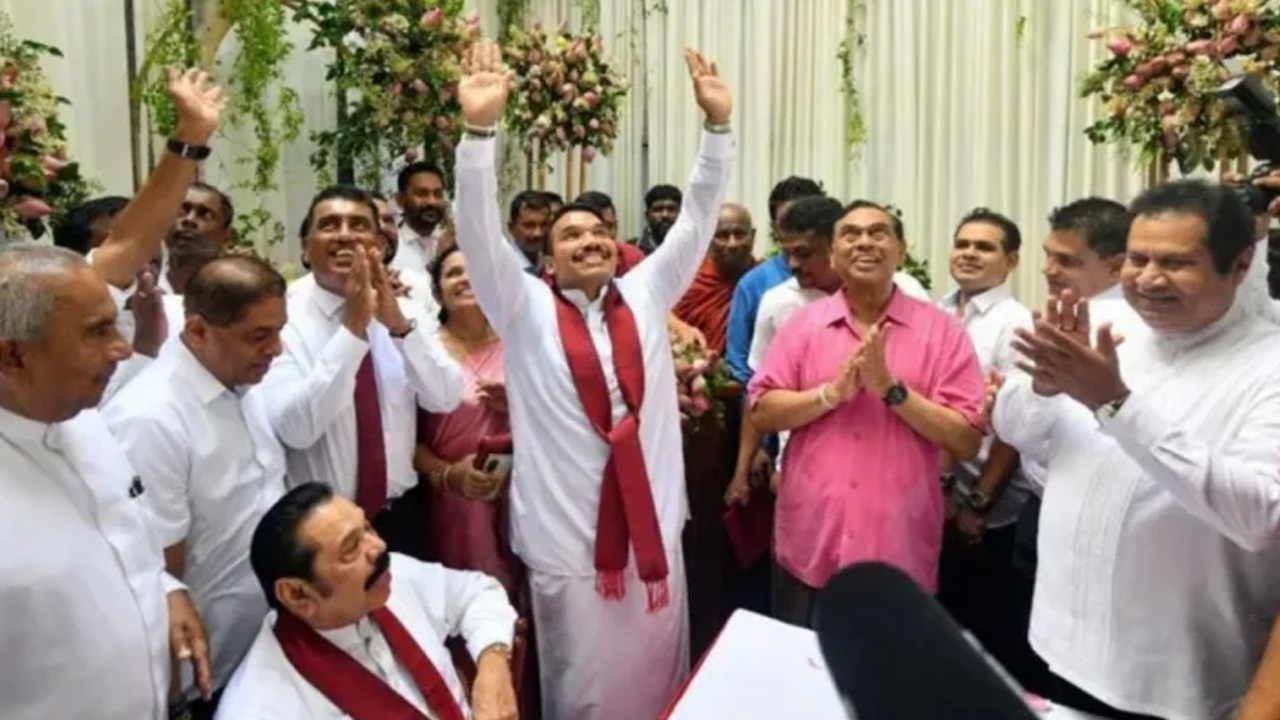 নামাল রাজপাক্ষে ও তার বাবা। ছবি: সংগৃহীত