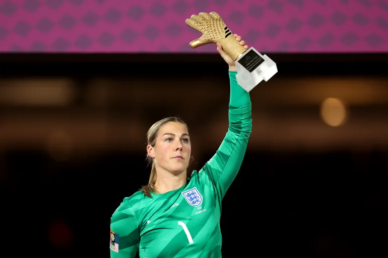 গোল্ডেন গ্লোভ পুরষ্কার হাতে রানার্সআপ ইংল্যান্ডের মেরি ইয়ার্পস। ছবি: [Getty Images]