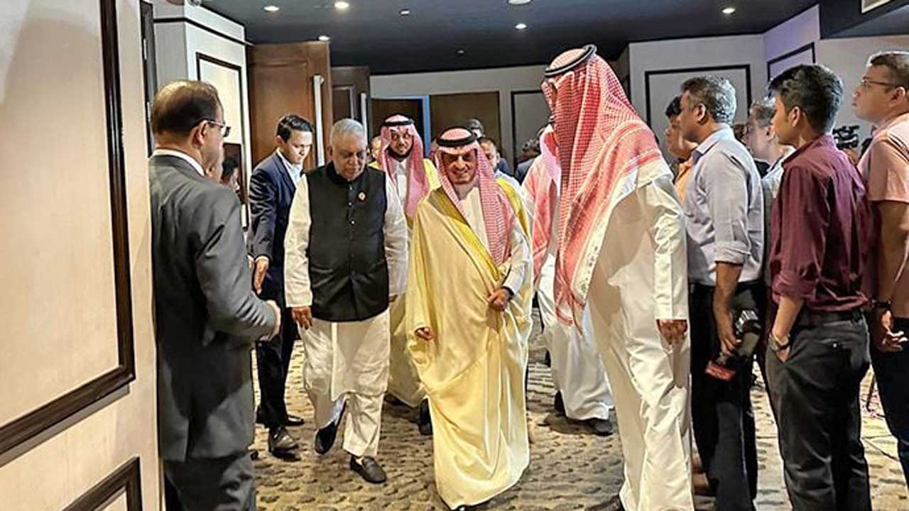 পাসপোর্ট ইস্যুতে আলোচনার জন্য সৌদি আরবের মন্ত্রী ঢাকায়। ছবি : সংগৃহীত