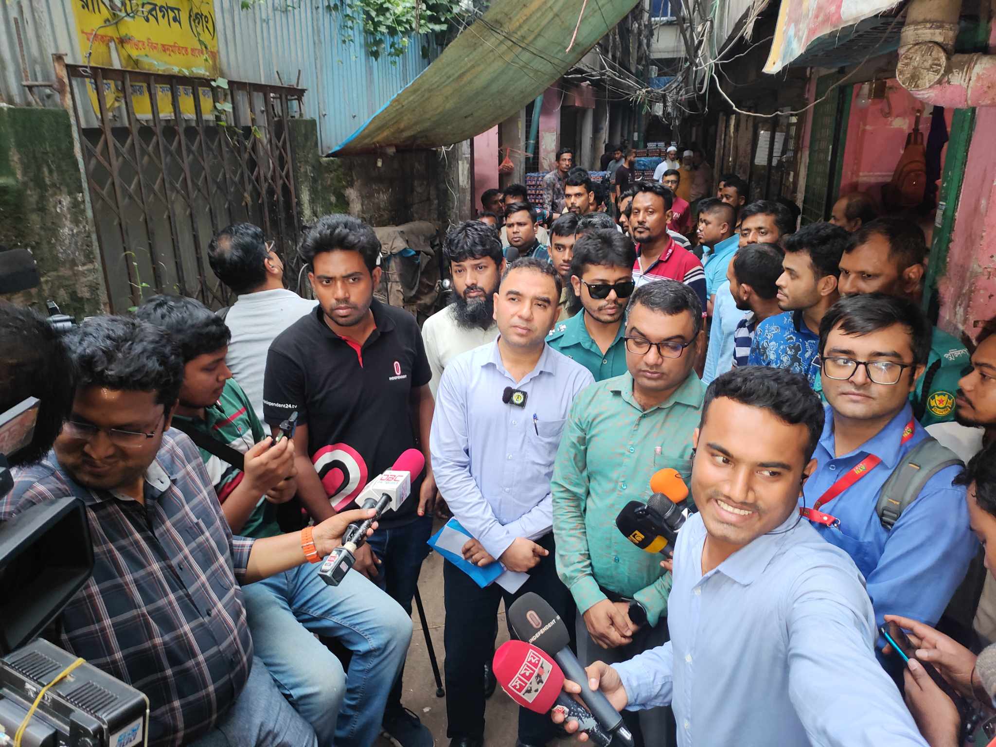 কাপ্তানবাজারে ডিমের পাইকারি মার্কেটে অভিযানের নেতৃত্ব দিচ্ছেন আব্দুল জব্বার মন্ডল