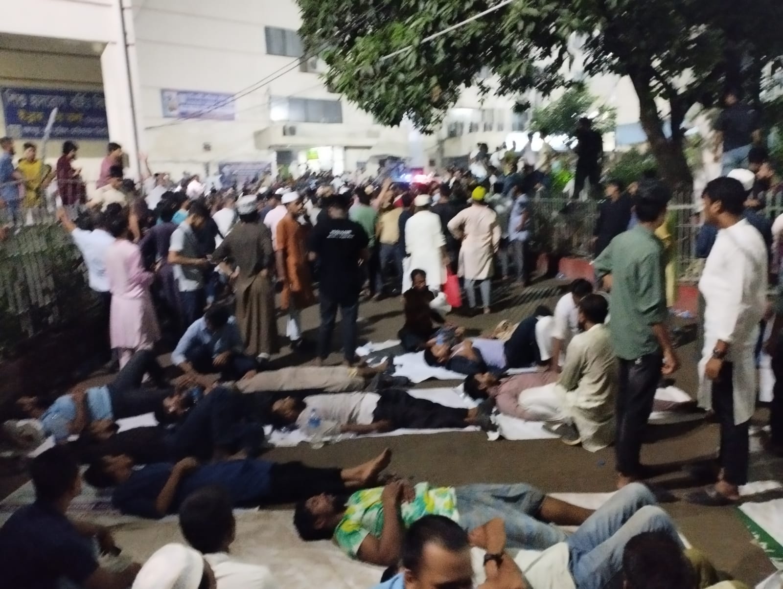 পুলিশের লাঠিপেটার সামনে রাস্তায় শুয়ে পড়েন জনতা
